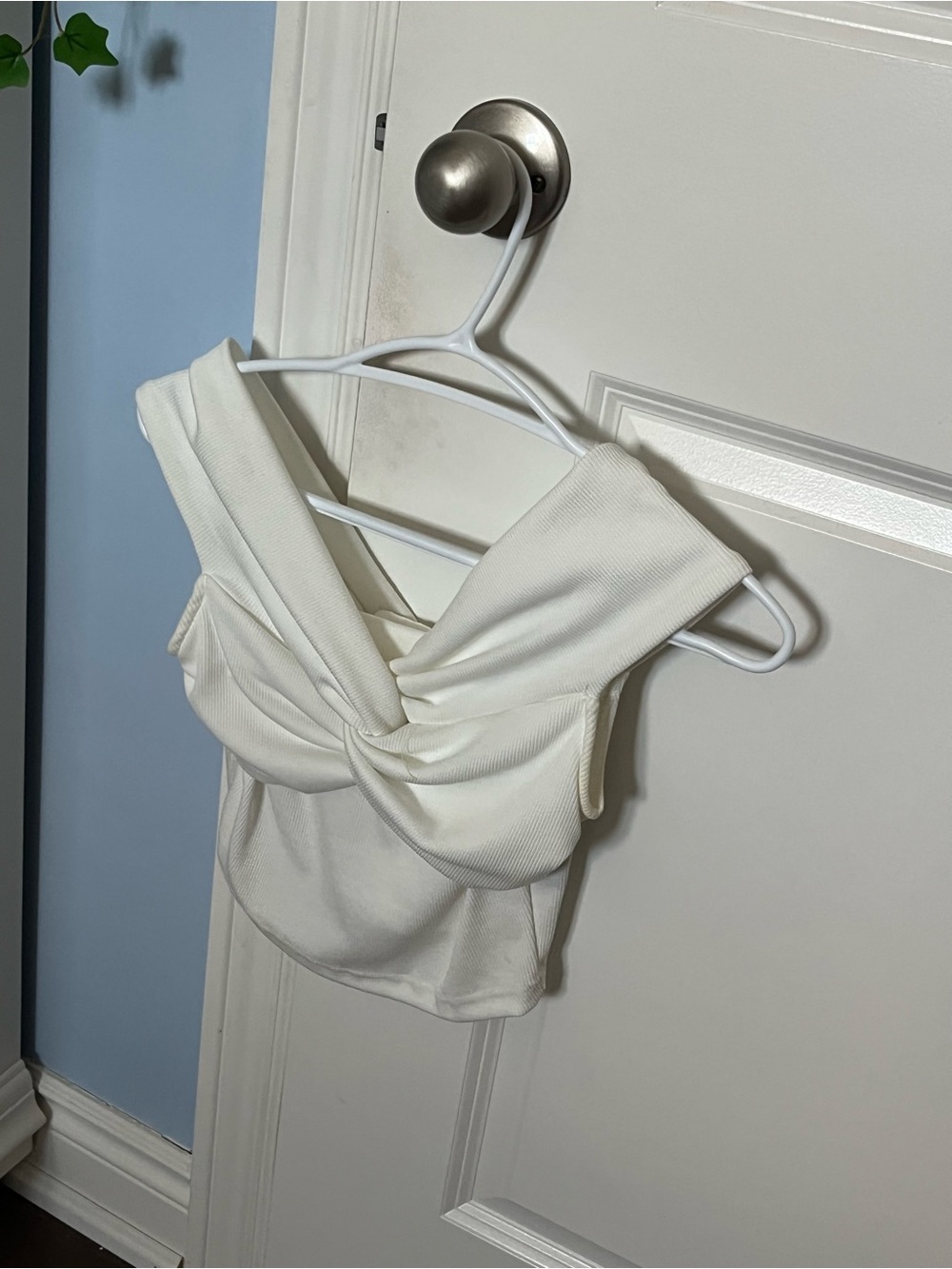 SHEIN White Twist-Front Crop Top